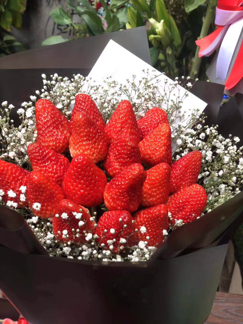 草莓花束 买了20个草莓,包了19个,剩下的一个奖励自己